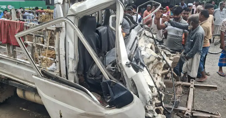 দুর্ঘটনাগ্রস্ত পিকআপ